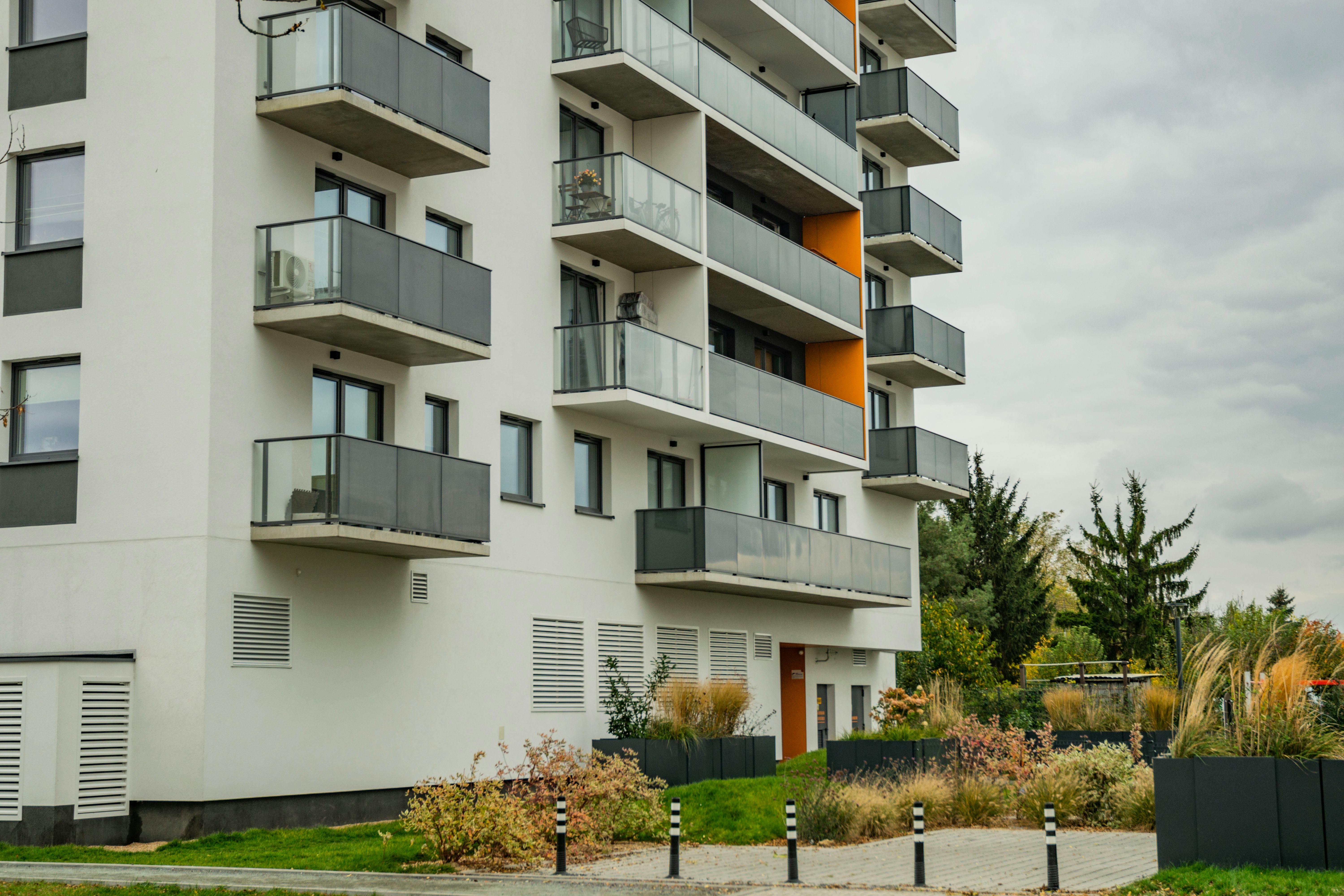 Real Estate vs Stock Market: Which Investment Offers Better Returns