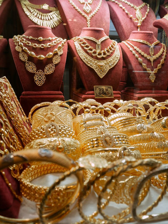 Gold Surges Over 5% This Week as Crude Prices Ease