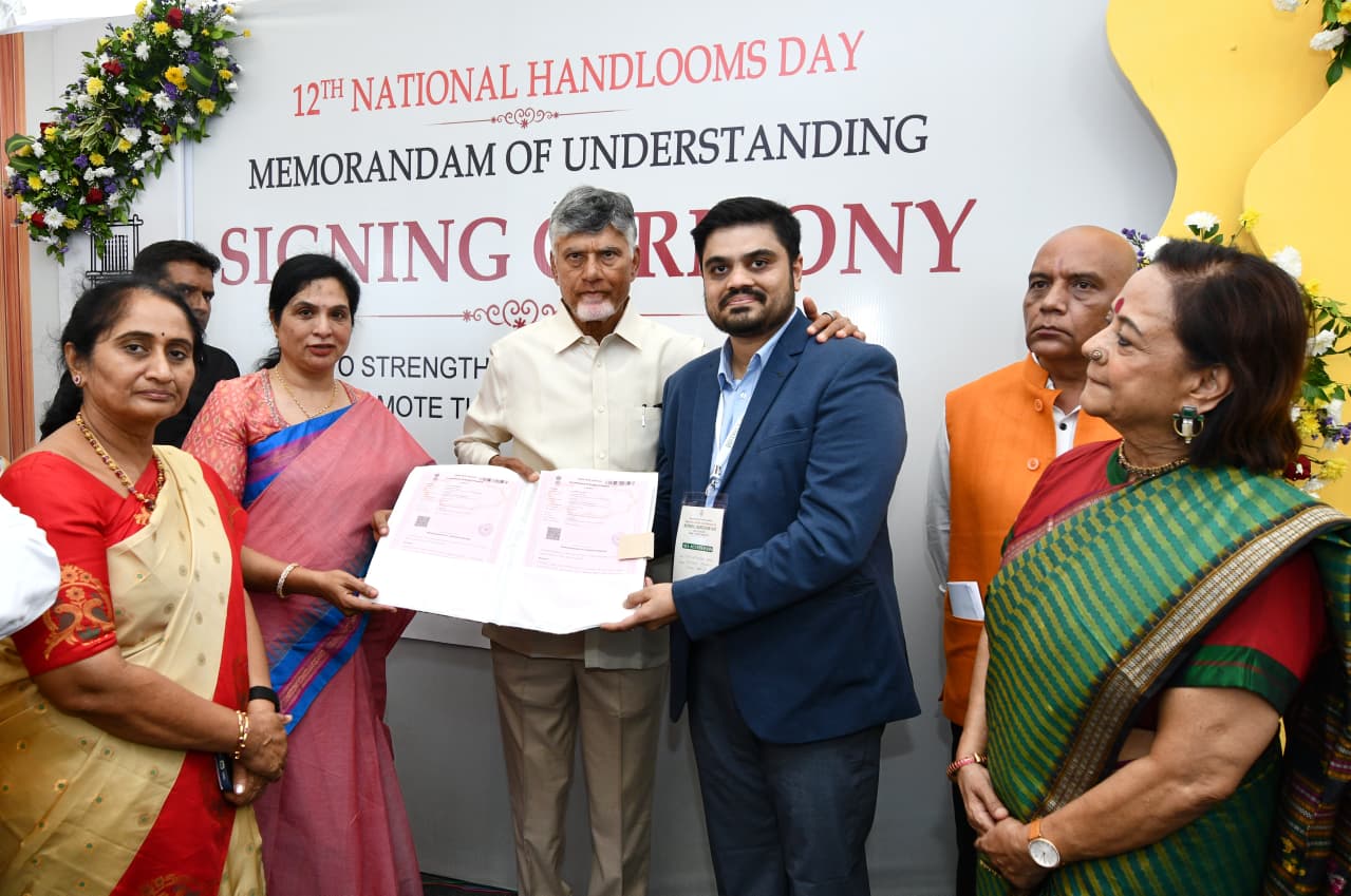 Chief Minister launch 'Netanna Sevalo' Scheme at Chirala to benefit 71,536 handloom families at Rs.25,000 per family