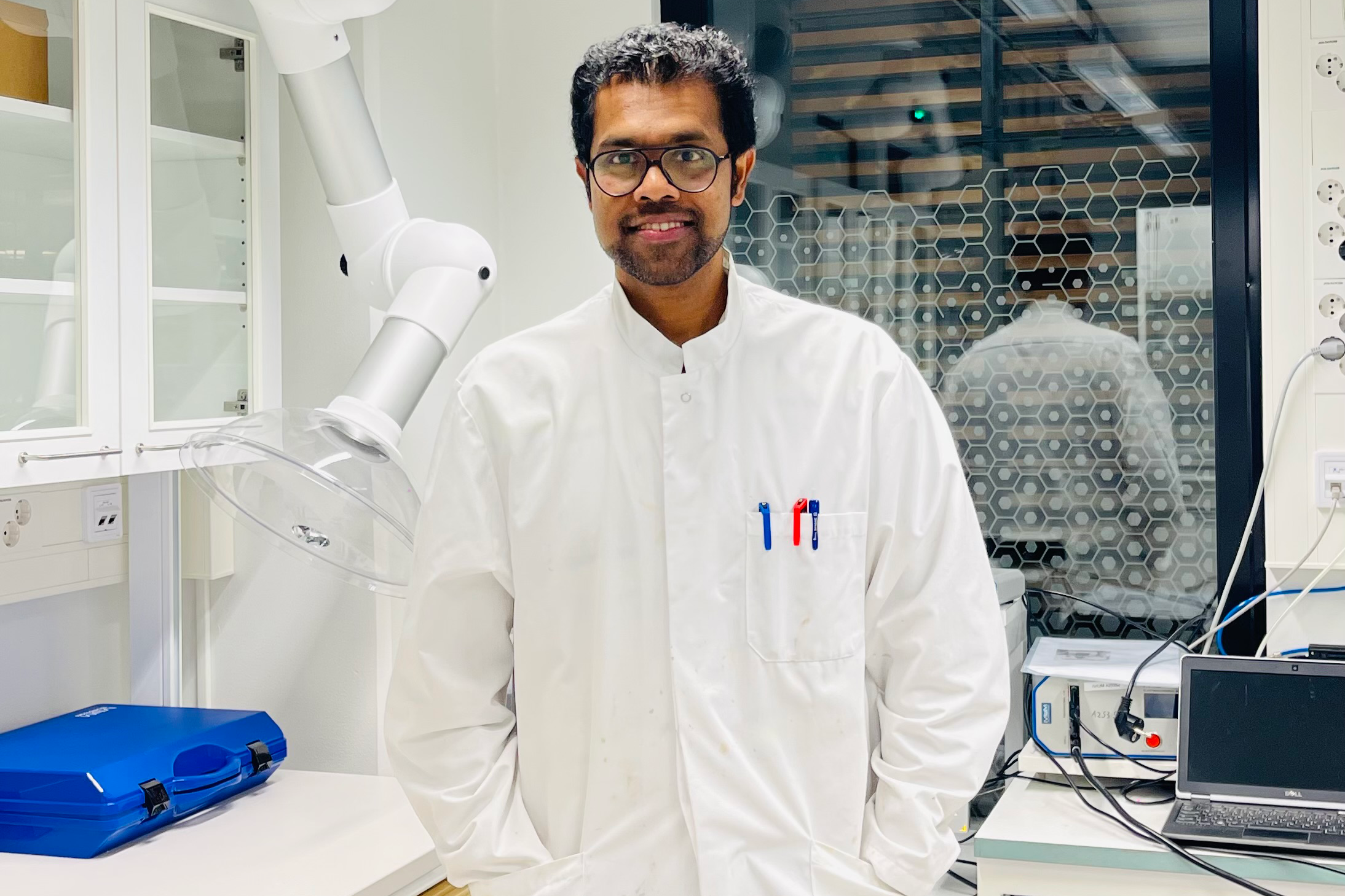 Doctoral Researcher developed a multifunctional smart material that stores energy and changes colour