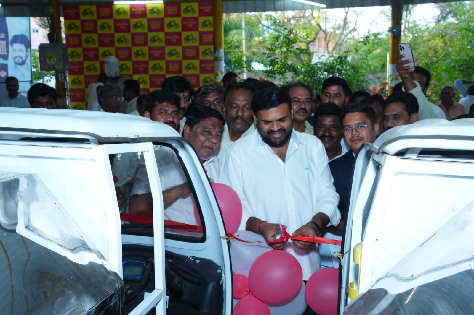 Hindustan Coca‑Cola Beverages (HCCB) strengthens rural infrastructure in Srikalahasti, Andhra Pradesh with EV waste‑collection vehicles and an RO filtration unit