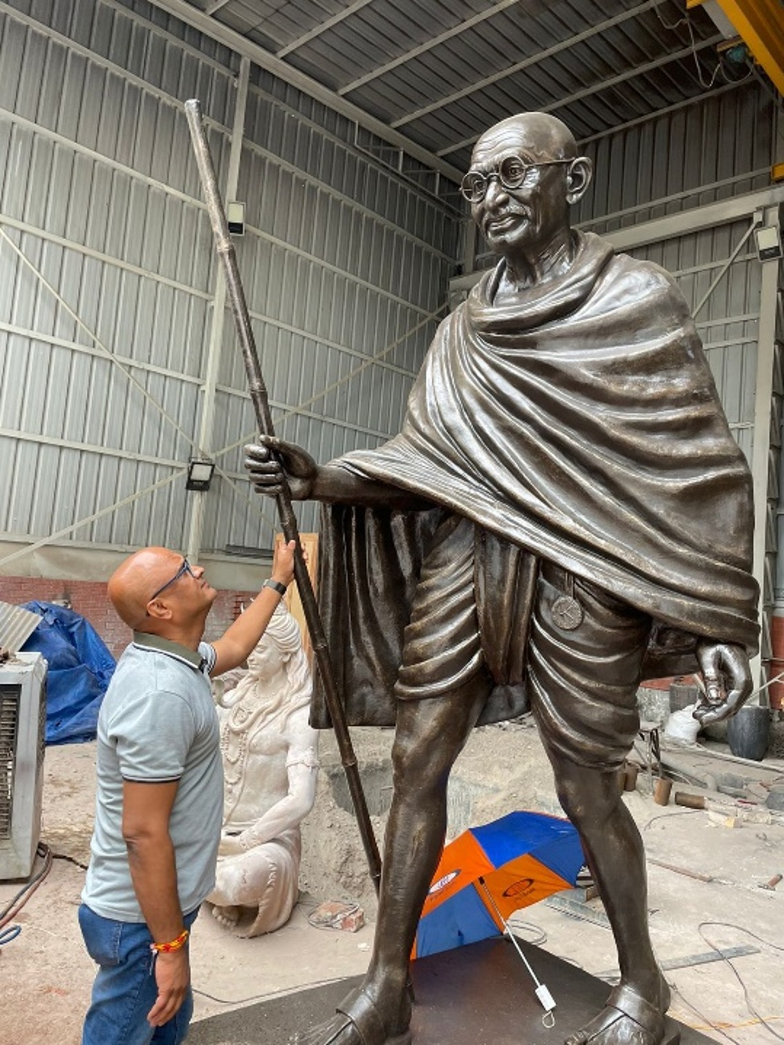Prime Minister Narendra Modi pays respects at the Mahatma Gandhi statue by Naresh Kumar Kumawat during the Seychelles Visit