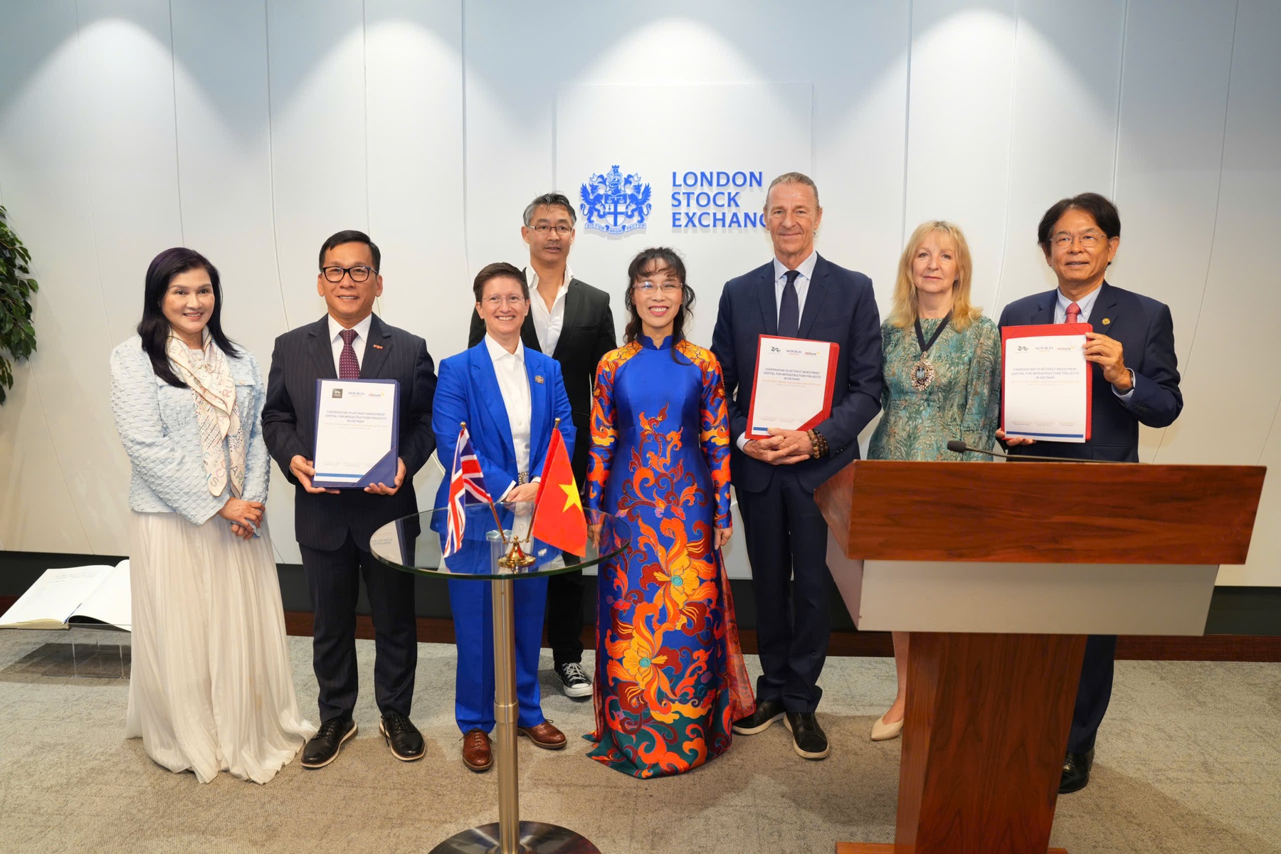 Vietjet chairwoman Nguyen Thi Phuong Thao opens trading at London Stock Exchange as Vietnam strengthens global investment ties