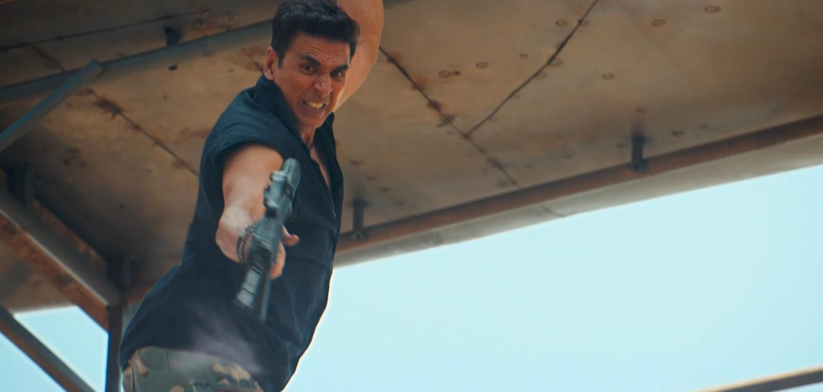 Akshay Kumar turns back the clock with helicopter stunt in Welcome To The Jungle; proves why he'll always be Bollywood's original Khiladi