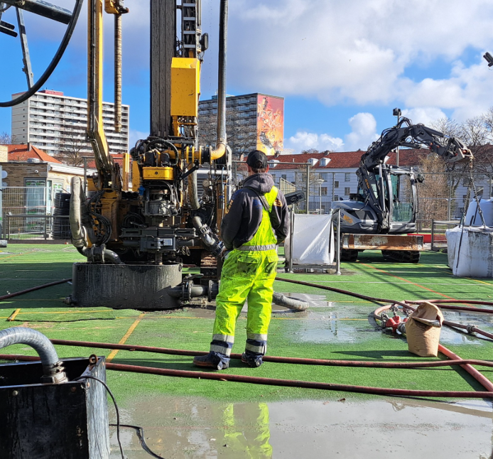 Three schools and a childcare centre in The Hague to be heated by sports field