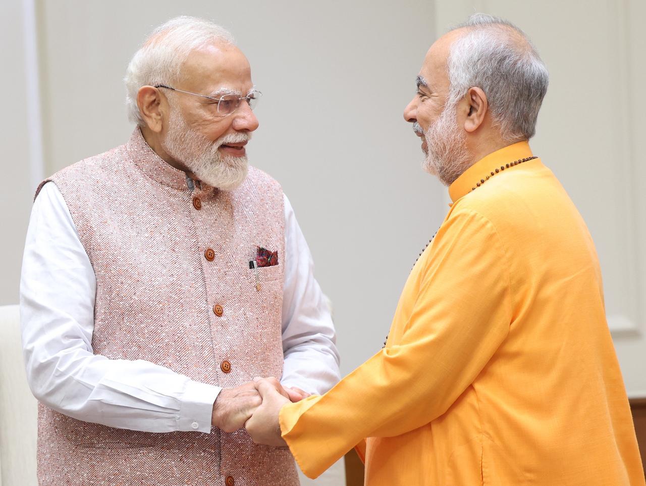 Pujya Swami Swaroopananda Meets Prime Minister Narendra Modi, Extends Invitation for Chinmaya Mission&rsquo;s 75-Year Culmination Event