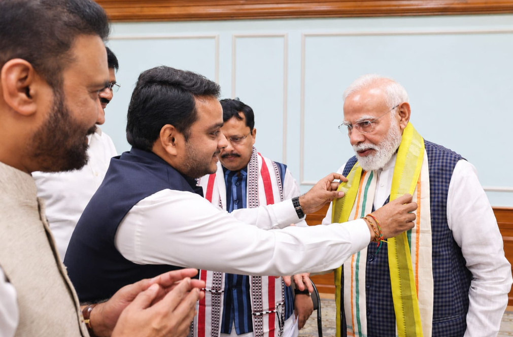 Vijay Chintakayala Gifts Handwoven Mangalagiri Shawl to PM Modi on National Handloom Day