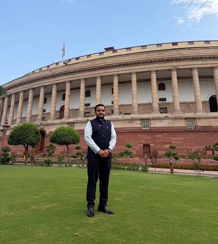 Rajya Sabha Oath Becomes a Tribute to Andhra's Weavers as Chintakayala Vijay Chooses Mangalagiri Handloom