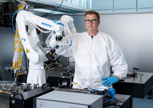 From Cutting Smartphone Glass to &ldquo;Painting&rdquo; with Light: 3 Applications of Femtosecond Lasers