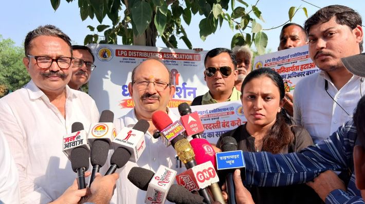LPG Distributors Protest in Delhi, Warn of Nationwide Strike Over Pending Demands