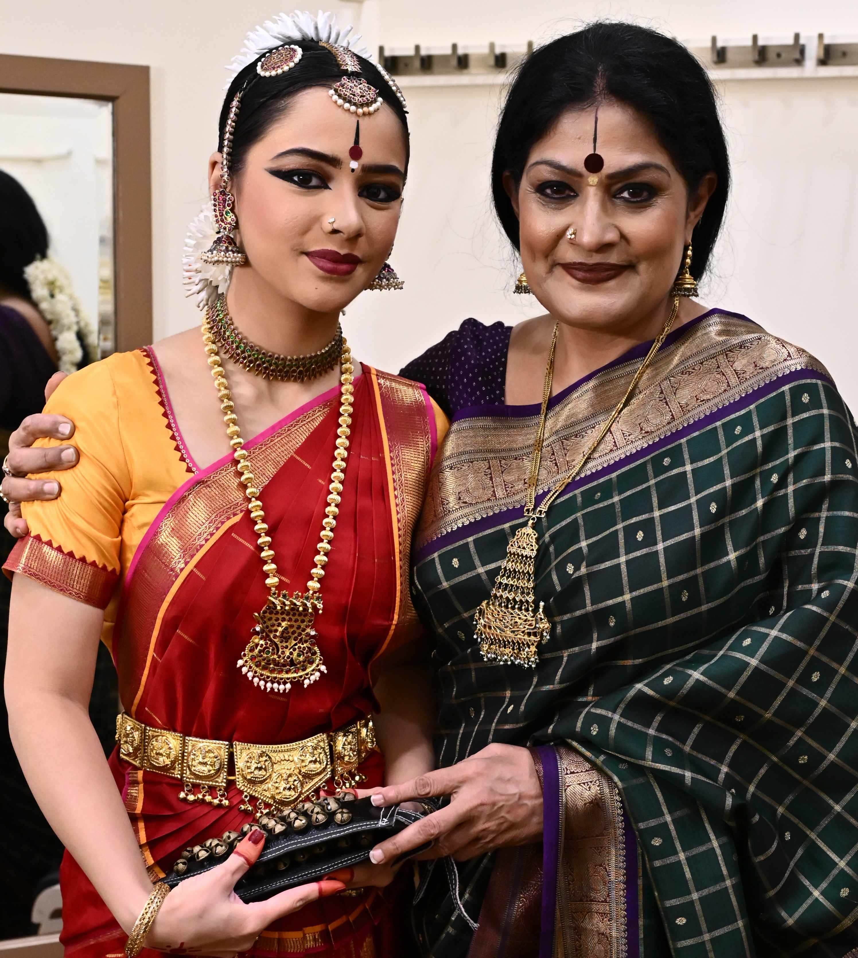 Guru-Shishya Tradition Celebrated as Padmashri Geeta Chandran Presents Disciple Vidhi Bansal's Bharatanatyam Arangetram
