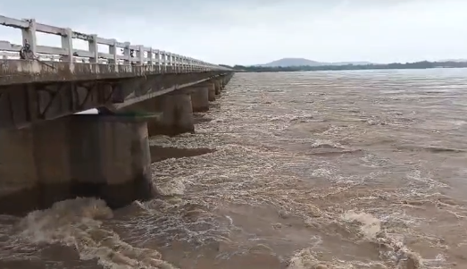 Mahanadi on Watch: Rising River Levels Trigger Flood Alert Across Odisha