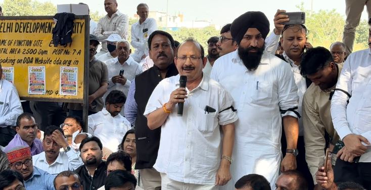 LPG Distributors Protest in Delhi, Warn of Nationwide Strike Over Pending Demands