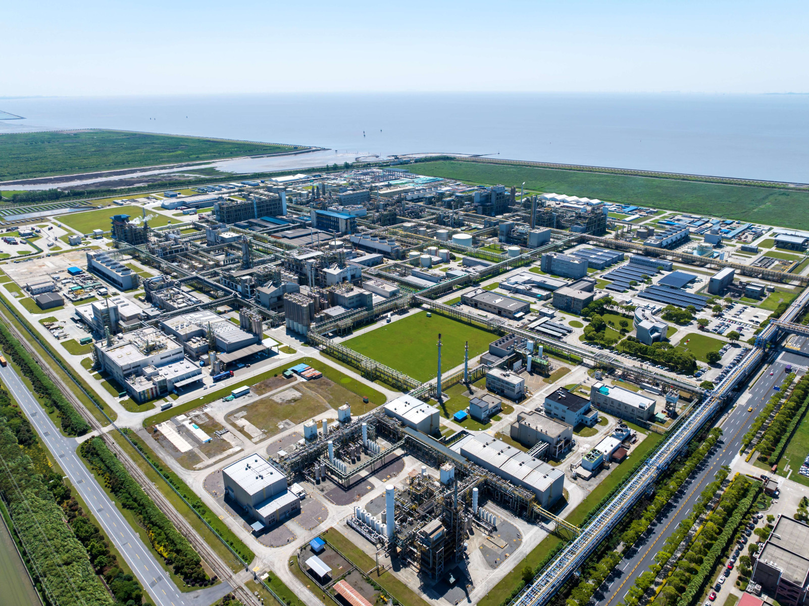 Covestro plans to invest in new world-scale MDI train in China and starts UAE feasibility study