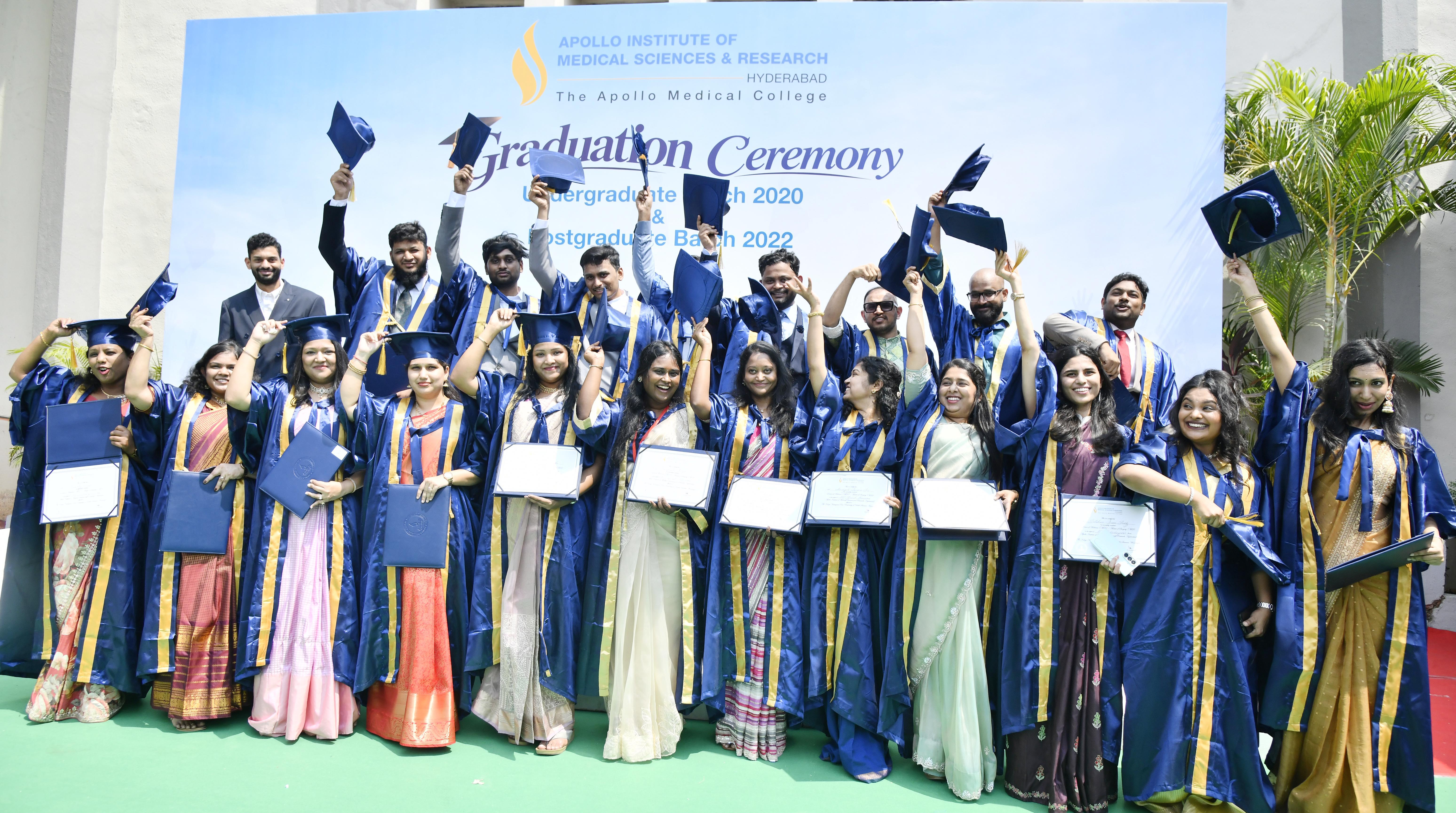 Padma Shri Dr. B. Soma Raju presents medical degree awards to the UG & PG students of Apollo Medical College Hyderabad!