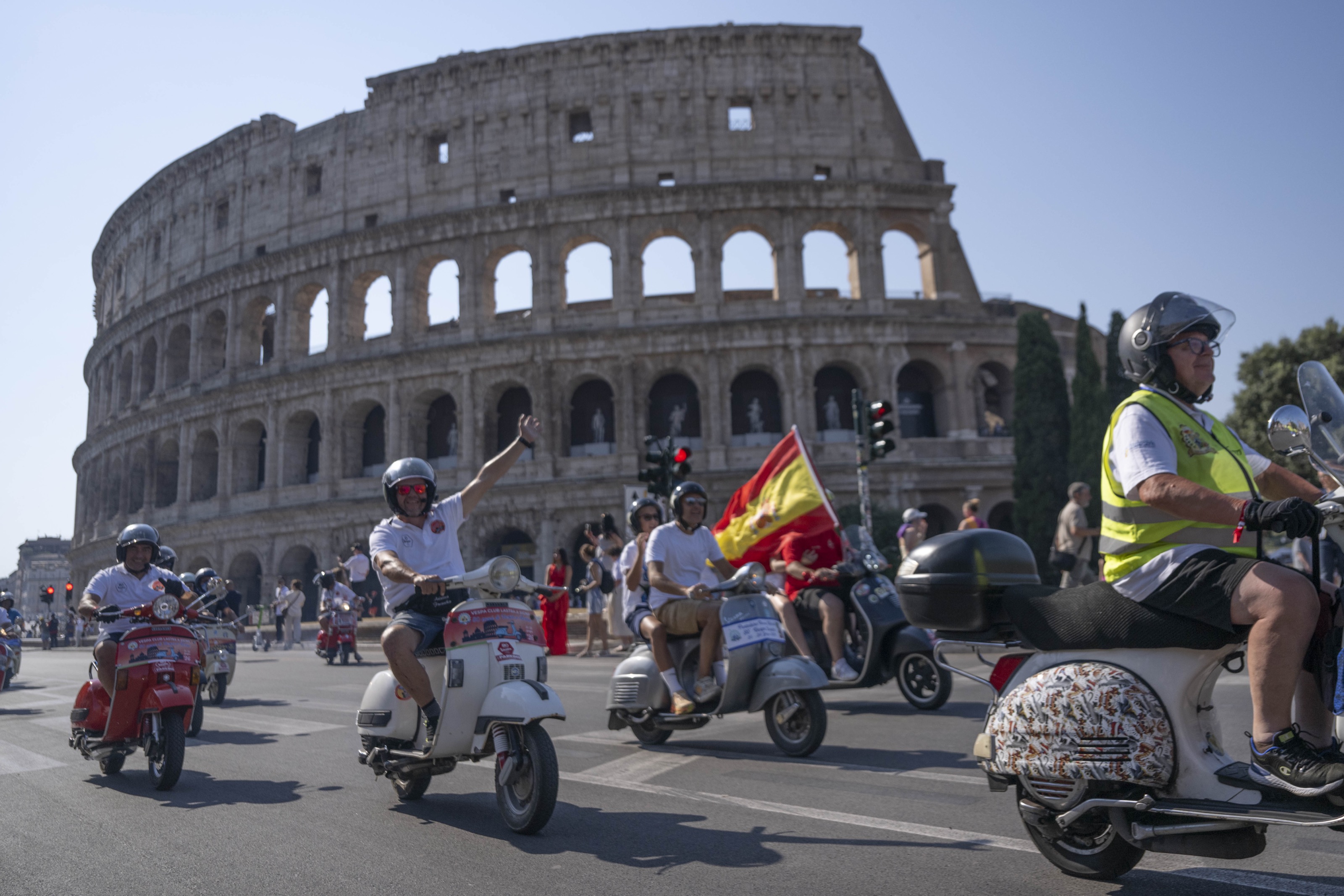 25,000 Vespa From 67 Countries Parade Through Rome In The Largest Rally Ever To Be Organised