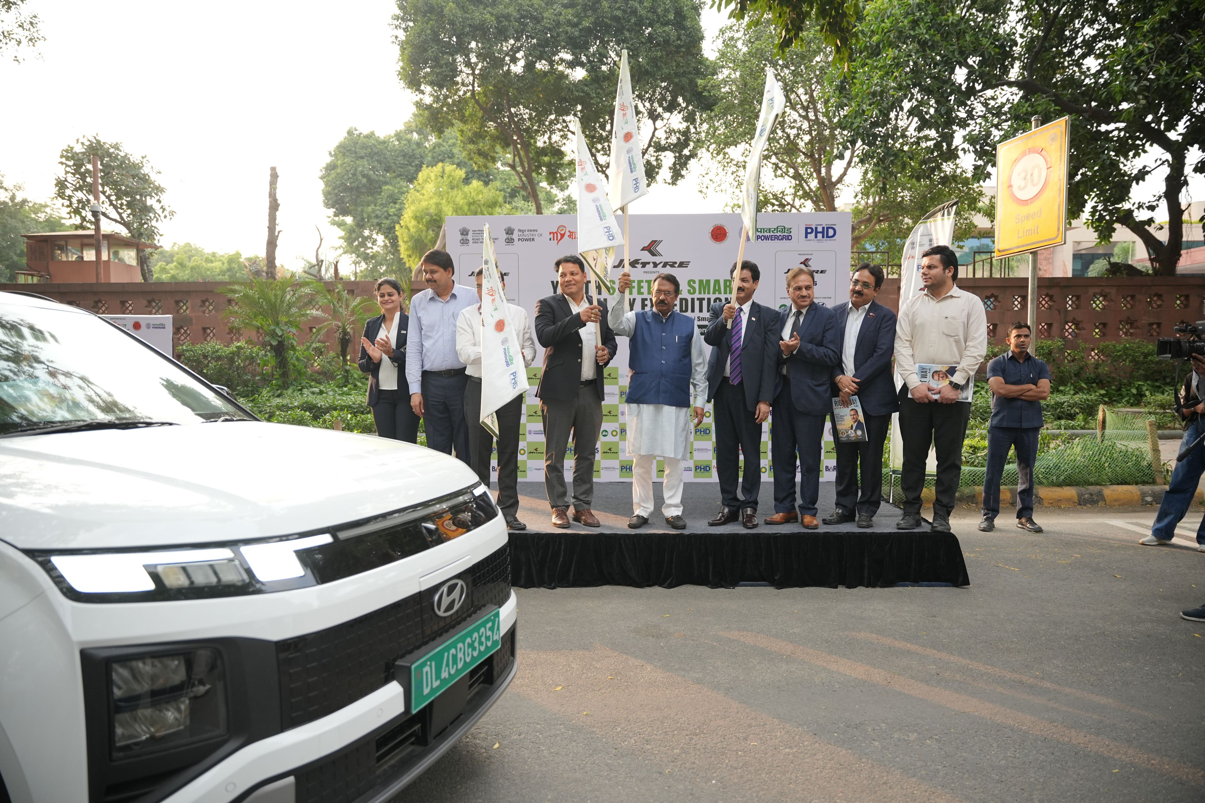 Shri Harsh Malhotra Hon&rsquo;ble MoS, MoRTH flags off PHDCCI&rsquo;s Youth Safety & Smart Mobility Expedition 2026