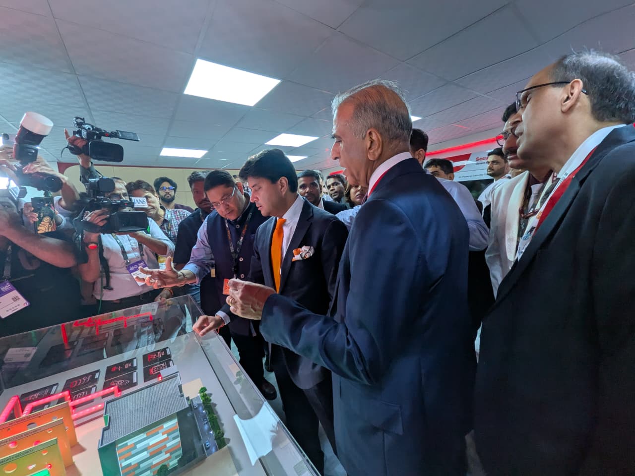 Airtel welcomes Hon&rsquo;ble Union Minister for Communications - Jyotiraditya Scindia, at its booth at IMC 2026