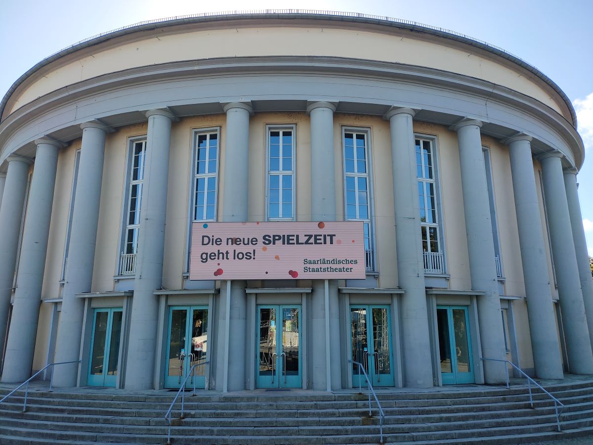 Curtain call for paper: PPDS delivers crystal clear DooH advertising to historic German theatre with a scene-stealing 12m2 Philips Urban LED 7000 Series installation