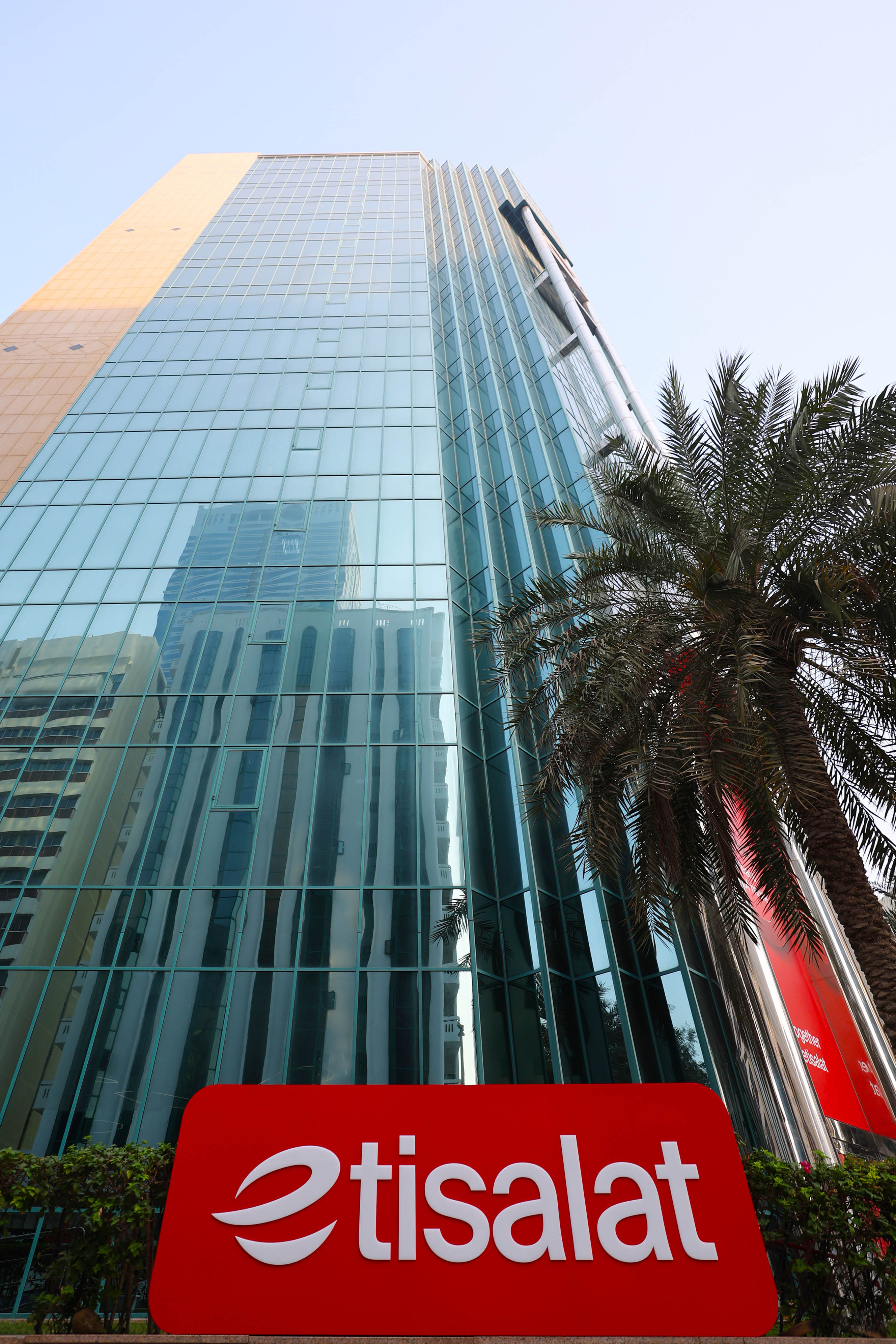 etisalat and UAE University sign five-year partnership to accelerate national research from lab to live network