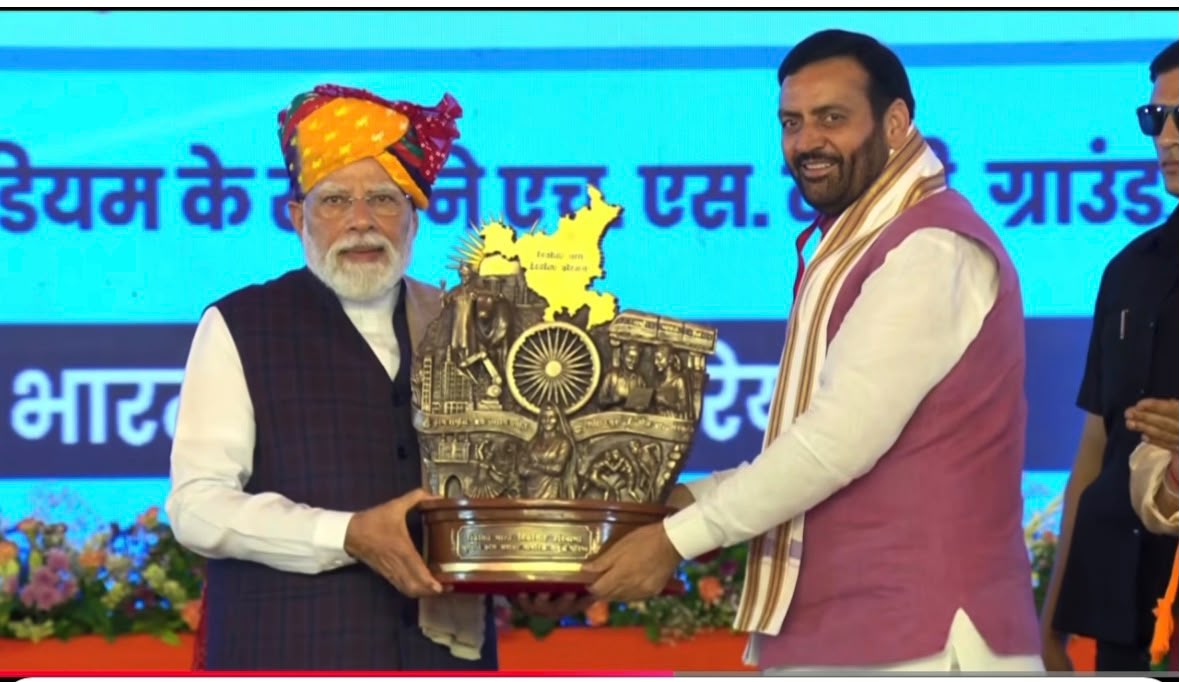Renowned Sculptor Naresh Kumar Kumawat Crafts ‘Viksit Haryana’ Memento Presented to PM Narendra Modi