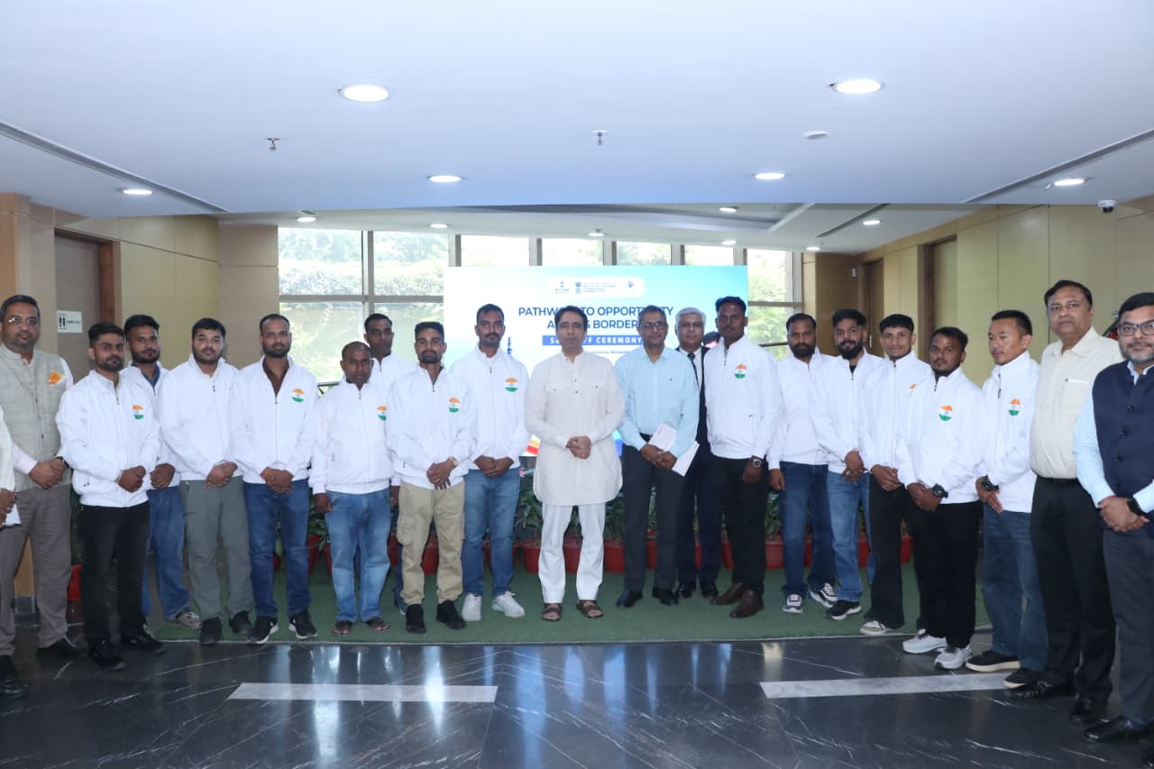 Shri Jayant Chaudhary Sends Off 14 Indian Workers to Mauritius Under India-Mauritius Government-to-Government Mobility Partnership