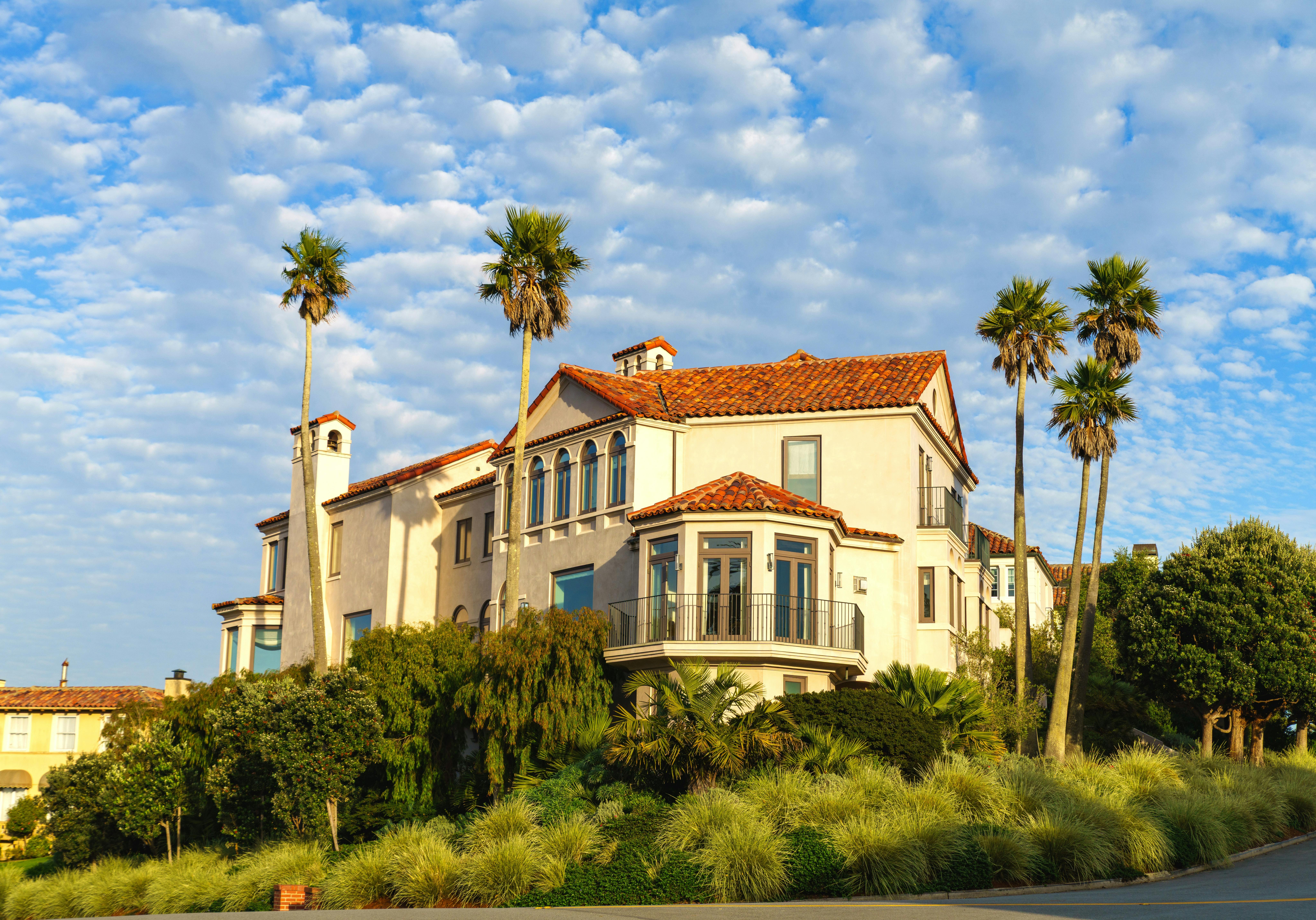 Why Buyers are Flocking to High-End Homes: Market Trends Explained