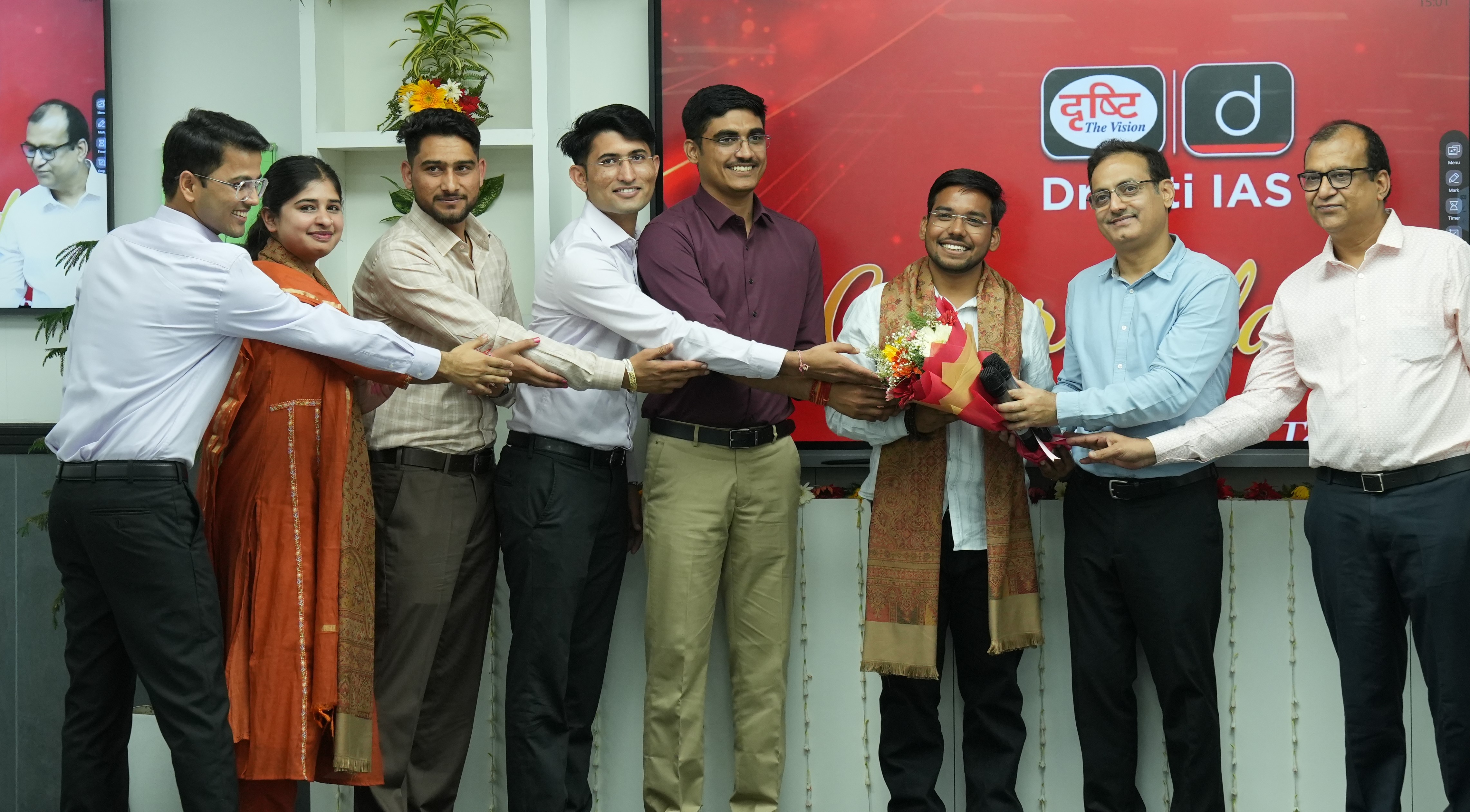 Successful Candidates Felicitated at Drishti IAS Noida; Dr. Vikas Divyakirti Shares Insights on the UPSC Journey